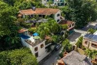 Large 1&2/BD Private Villas, Ocean Views, Lovely Pool, Ideal Location Hotels in 