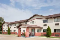 Super 8 by Wyndham Washington/Peoria Area - parking
