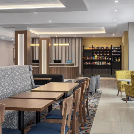 Hampton Inn by Hilton Montreal East Anjou Отели рядом с достопримечательностью «Улица Шербрук»