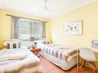 Coastal Holiday Home - Bradford 10 Hotels in Labrador