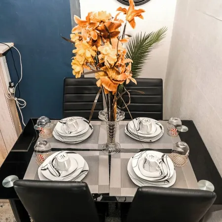 Apt - Sleeps 10 - Parking - Ideal for Contractors