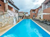 Modern poolside flat with game room acess タールのホテル