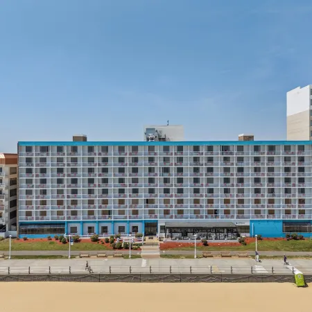 The Barclay Towers Hotel and Resort Отели рядом с достопримечательностью «Кроатан-Бич»