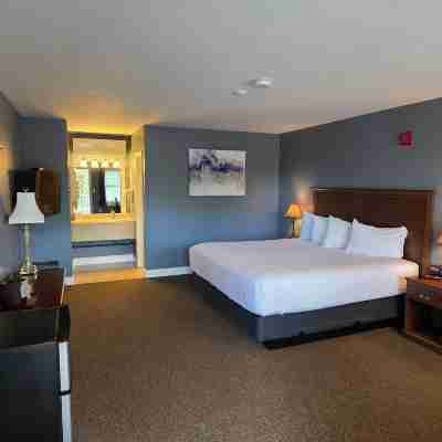 Birch Knoll Motel Rooms