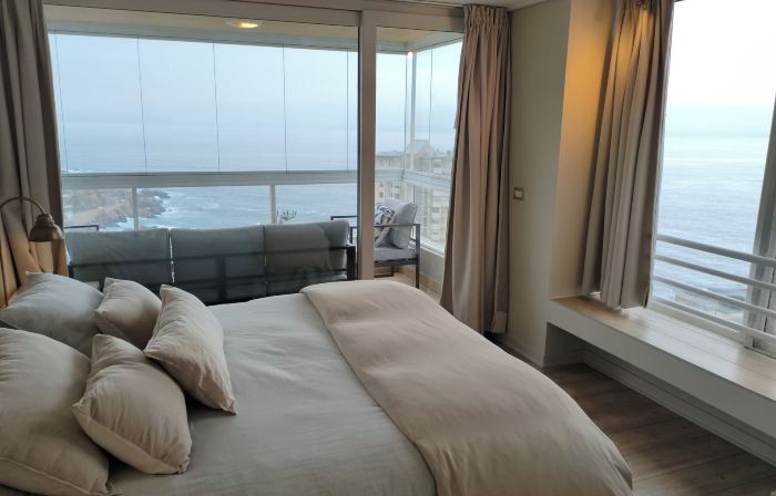 Modern 4BR Apartment with Ocean View