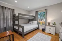 Cute Cottage Close to Downtown! w/Firepit - 2 tähden