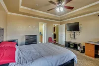 4 Mi to Bricktown Excitement! Group Escape w/ Yard - Homestay
