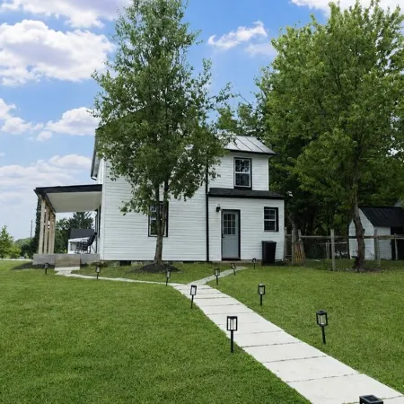 Charming 3-bedroom house with porch and yard in Winchester
