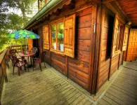 Log House by Lake Tajty, Masurian Lakes Trail - Parkplatz