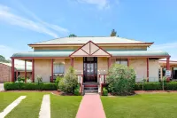 Warwick Settlers Inn - 3-Star