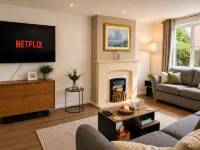 Spacious Corby House | Sleeps 8 | Patio & BBQ - 2-Star
