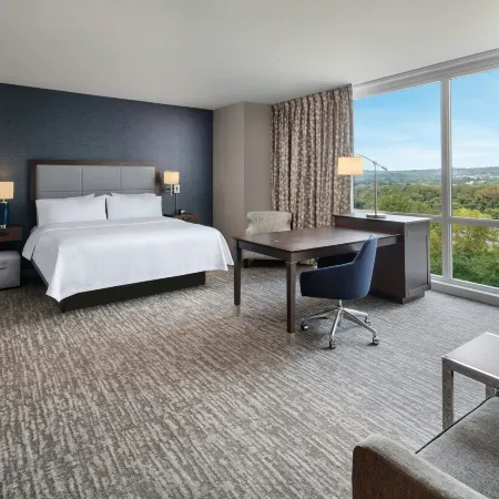 Hampton Inn & Suites Teaneck Glenpointe