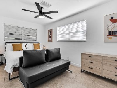 Bright 3BR + Private Pool · Quiet Hollywood Street