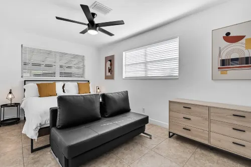 Bright 3BR + Private Pool · Quiet Hollywood Street - جاكوزي