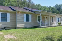 Private Yard: Fire Pit & Cornhole! Moorefield Gem - Wifi