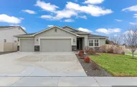Family 4BR Near Wahooz Game Garage Fire Pit - 4-Star