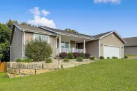 Screened Porch, Fire Pit! Family Home Near K-state - 3-Sterne