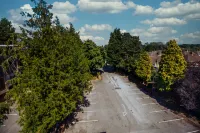 Westone Manor Hotel - parking
