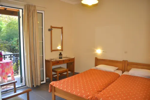 Holiday Studio Apartments "yannis" on the Beach of Agios Gordios in Corfu