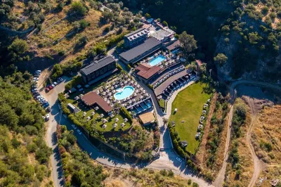 Manaspark Deluxe Hotel