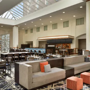 Embassy Suites by Hilton Boston at Logan Airport Отели рядом с достопримечательностью «Фанеил Холл Маркетплас»