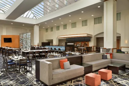 Embassy Suites by Hilton Boston at Logan Airport Отели рядом с достопримечательностью «African Meeting House»