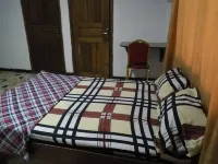 Unrivaled Comfort at Val's Residence with King-Sized Bed