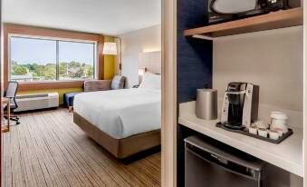 Holiday Inn Express & Suites Milwaukee – West Allis