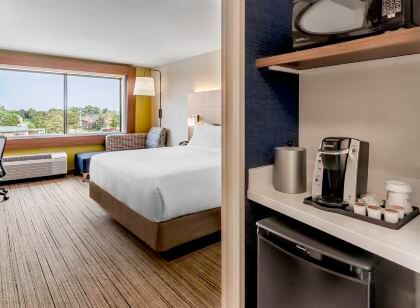 Holiday Inn Express & Suites Milwaukee – West Allis