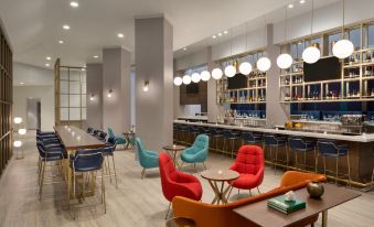 Crowne Plaza College Park 로비