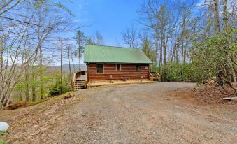 Overlook Retreat Cabin - Charming Cabin Mountain Views with Foosball Firepit