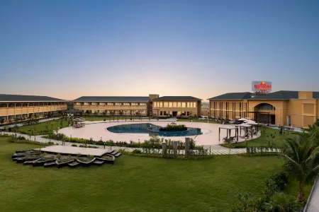 Hawthorn Suites by Wyndham Dwarka Отели в г. Девбуми Дварка