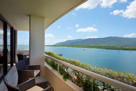 Hilton Cairns