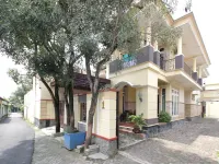 RedDoorz Plus Near Stie Ykpn Hotel a Depok