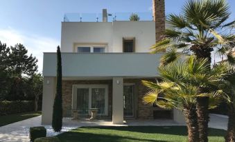 Beautiful Modern Villa in Isola Albarella