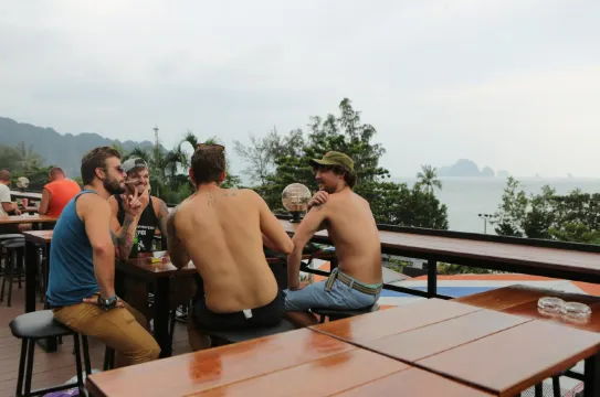 ห้องพักรวมชายหญิง 6 เตียง