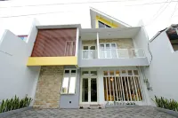 Borobudur Homestay Keluarga Hotels in Taman Baru