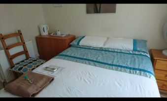 Room in Guest Room - Double with Shared Bathroom Sleeps 1-2 Located 5 Minutes from Heathrow Dsbyr
