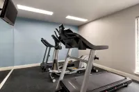 Days Inn by Wyndham Fulton - Gym