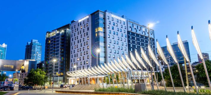 Hilton Garden Inn Calgary Downtown Отели в г. Калгари