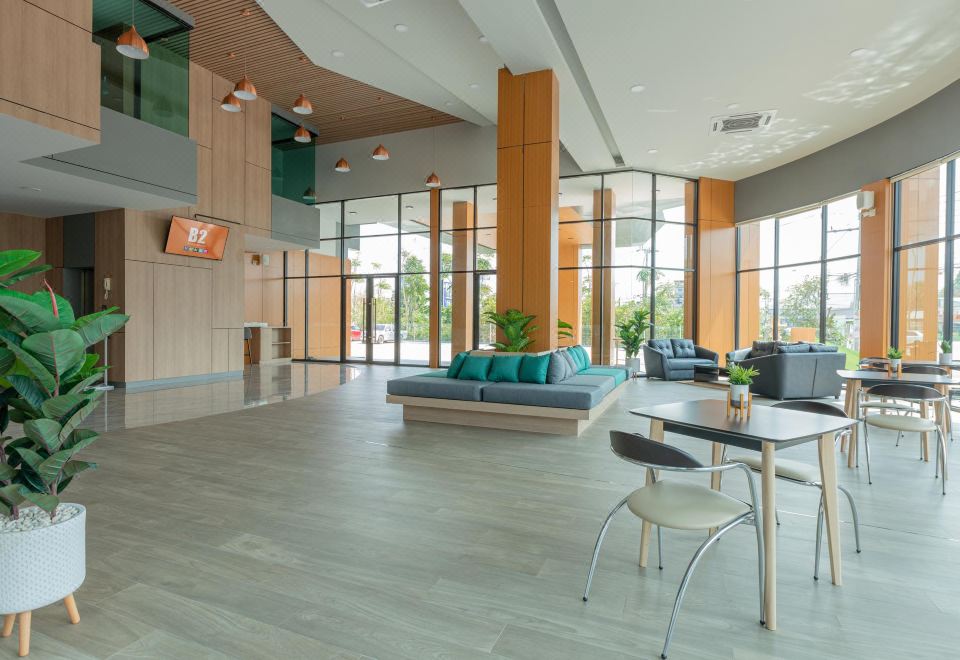 B2 수라트타니 프리미어 호텔의 깔끔한 로비 모습