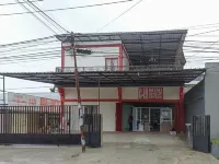 RedDoorz Syariah Near Sentani City Square Отели в г. 