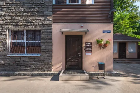 Шале Отели рядом с достопримечательностью «Памятник "Продавец и покупатель"»