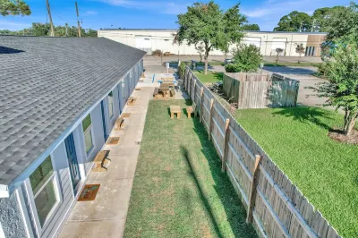 Seaside Escape Hotels near Smokey D's Bbq & Thai Food
