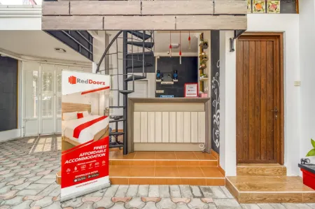RedDoorz Plus Near Gembira Loka Zoo 2