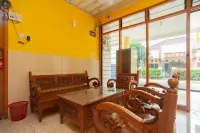 RedDoorz Syariah at Jalan Wayhitam Palembang Hotels in Demang Lebar Daun