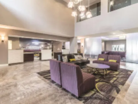 La Quinta Inn & Suites by Wyndham Arlington North 6 Flags Dr