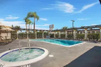 Stanford Inn & Suites Anaheim - مسبح