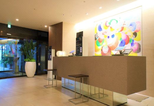 호텔 객실 내부의 깔끔한 인테리어