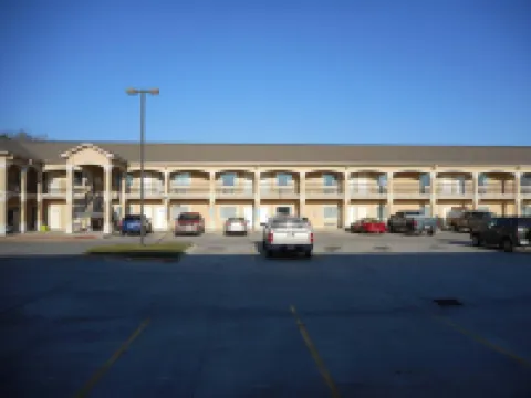 Crossroads Inn & Suites